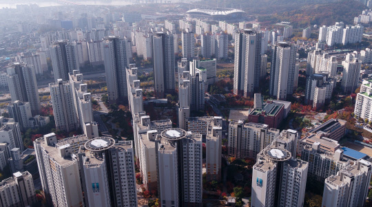 내년 주택 가격이 정부의 강력한 규제 정책 등으로 약보합세를 보일 것이라는 전망이 나왔다.       한국건설산업연구원은 9일 강남 논현동 건설회관에서 열린 '2018년 건설·부동산 경기전망 세미나'에서 &quot;내년 전국의 주택 매매와 전세가격은 올해보다 각각 0.5% 하락할 것&quot;으로 내다봤다.      매매 시장의 경우 수도권의 주택가격은 보합을, 지방의 주택가격은 1.0% 하락할 것으로 예상했다.       사진은 이날 오후 서울 서대문구의 아파트 단지 모습.